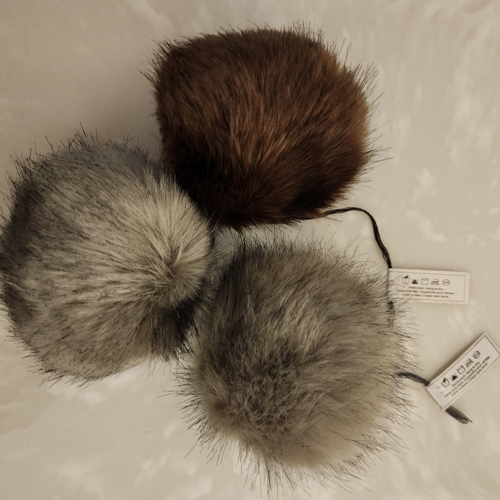 Pom poms for toques